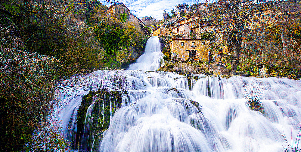 Orbaneja del Castillo y su espectacular cascada.   / IGOR GONZALO