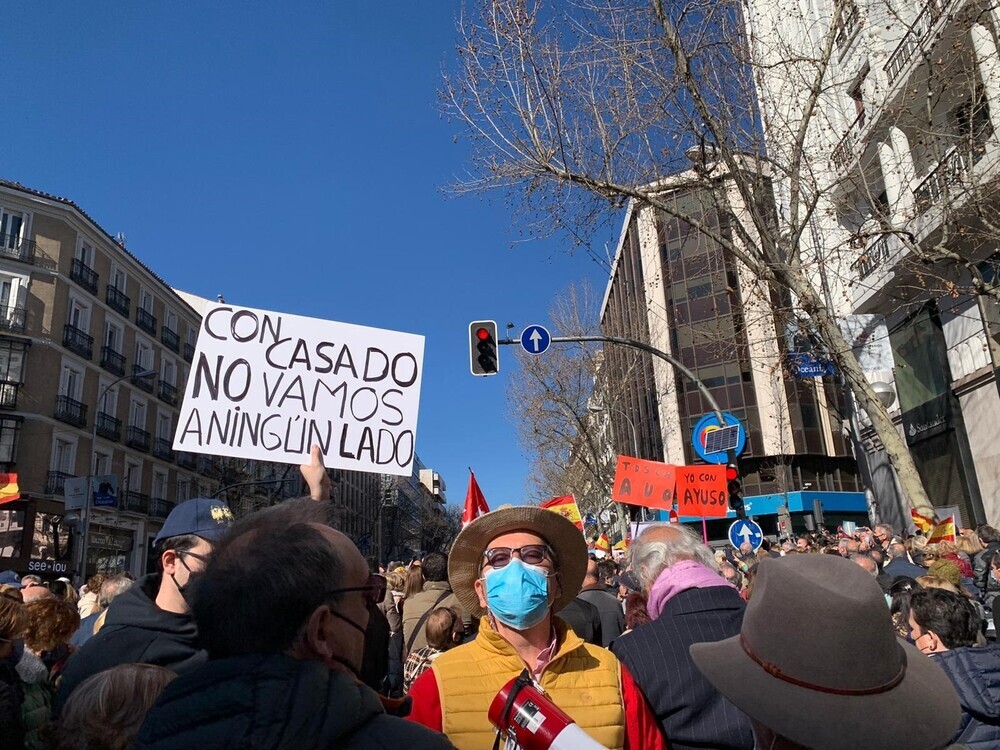 Cientos de simpatizantes de Ayuso se manifiestan frente a Génova