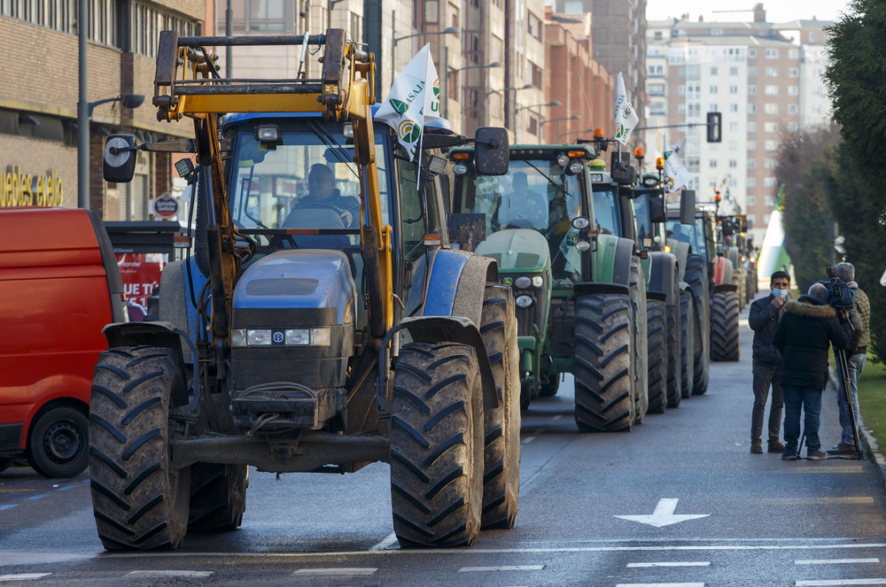 Tractorada por las calles de Burgos exigiendo 