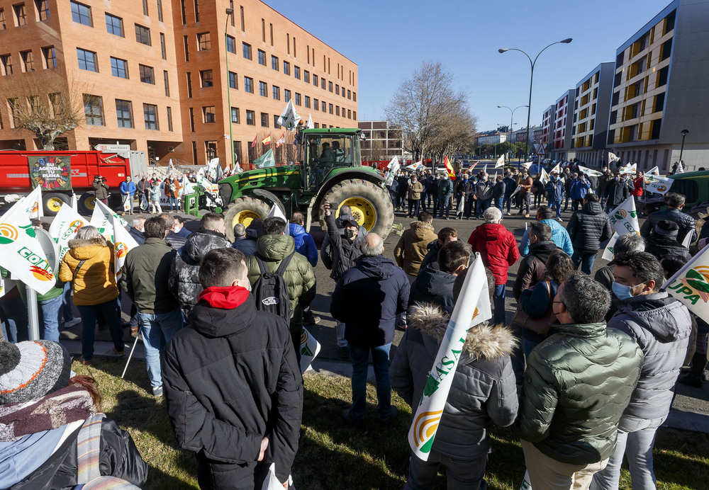 Tractorada por las calles de Burgos exigiendo 