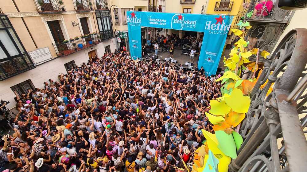 Izal revienta la Plaza del Trigo en su despedida