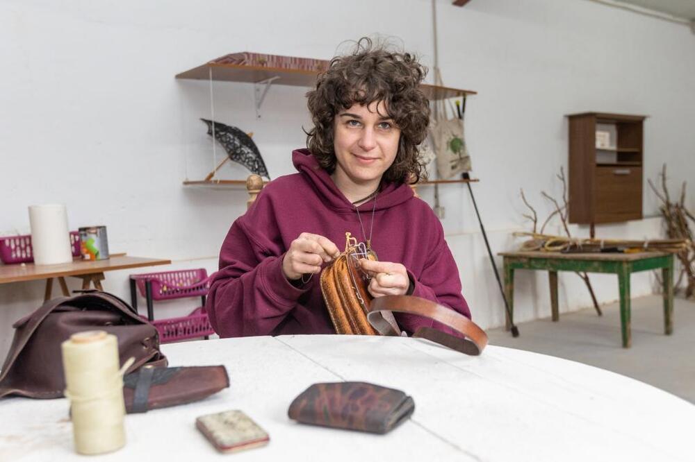 La joven Carmen Pascual Juanes ha encontrado en Cascajares de la Sierra el espacio donde dar cabida a artesanos y otros profesionales.