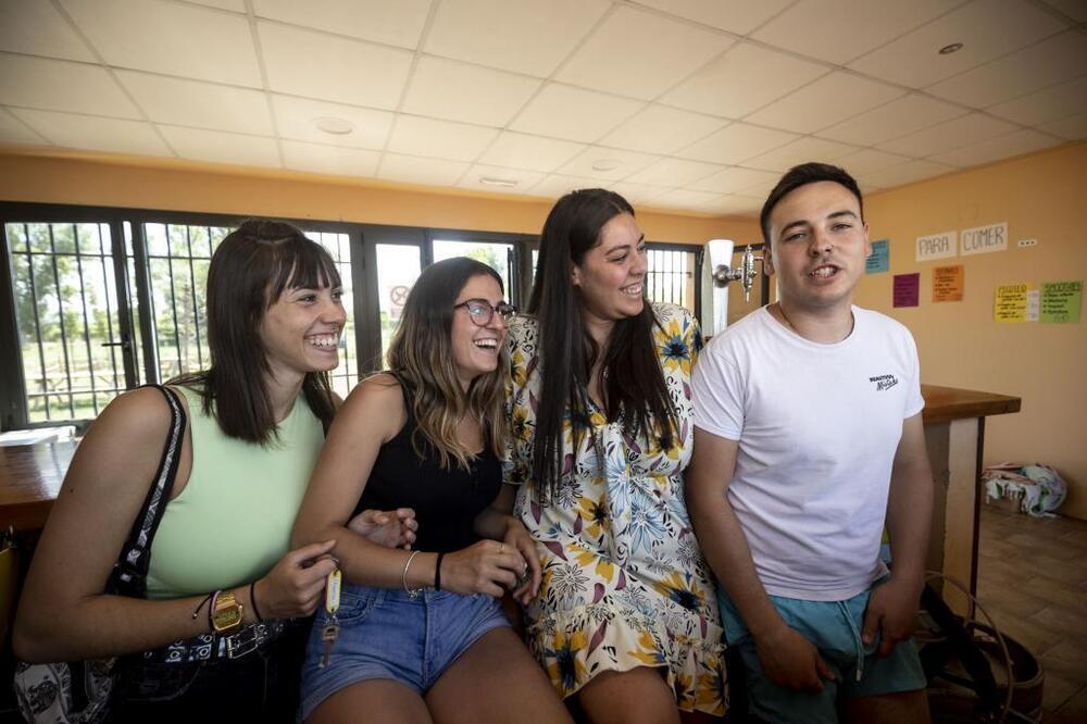 Carlos, Celia, Paula y Nahia, jóvenes que gestionan este año las piscinas de Castrojeriz.