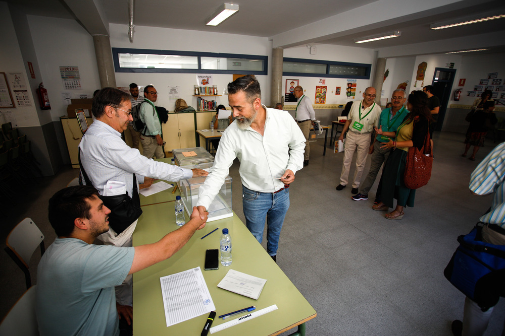 Javier Martínez (VOX) votando en Venerables. Elecciones generales.  / CHRISTIAN CASTRILLO