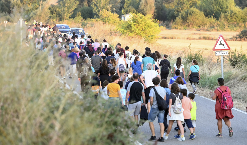 Medio millar de personas marchan con Cruz Roja en Agés