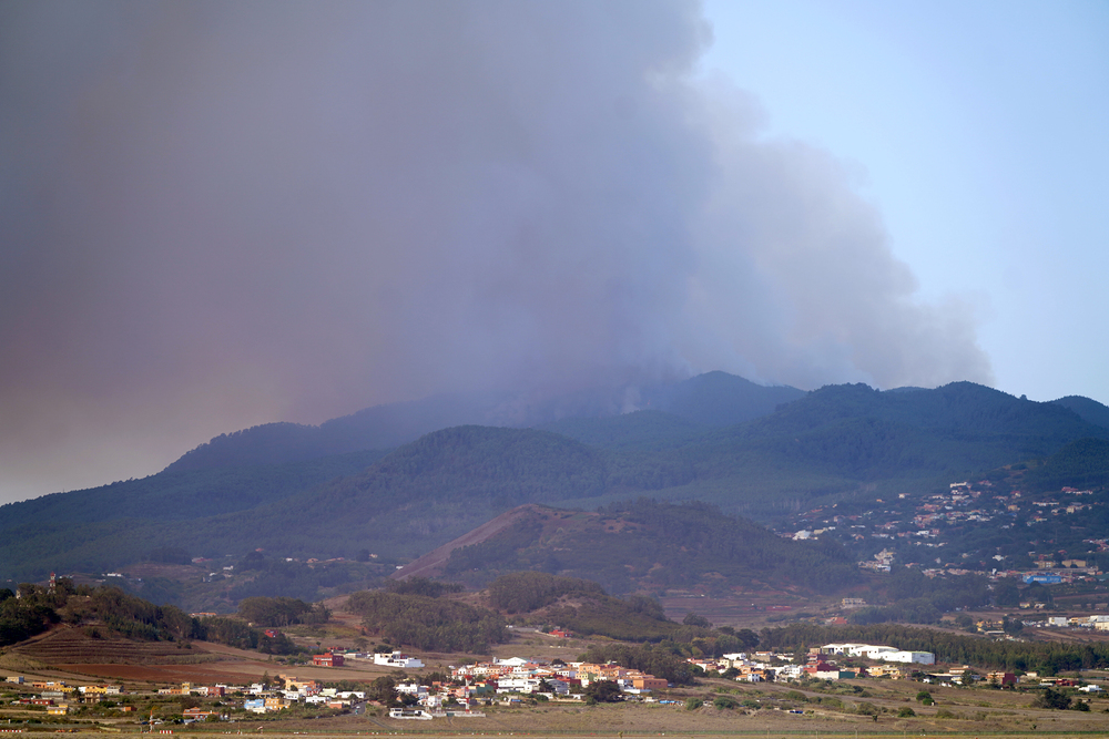 El incendio en Tenerife obliga a evacuar cuatro municipios  / AGENCIAS