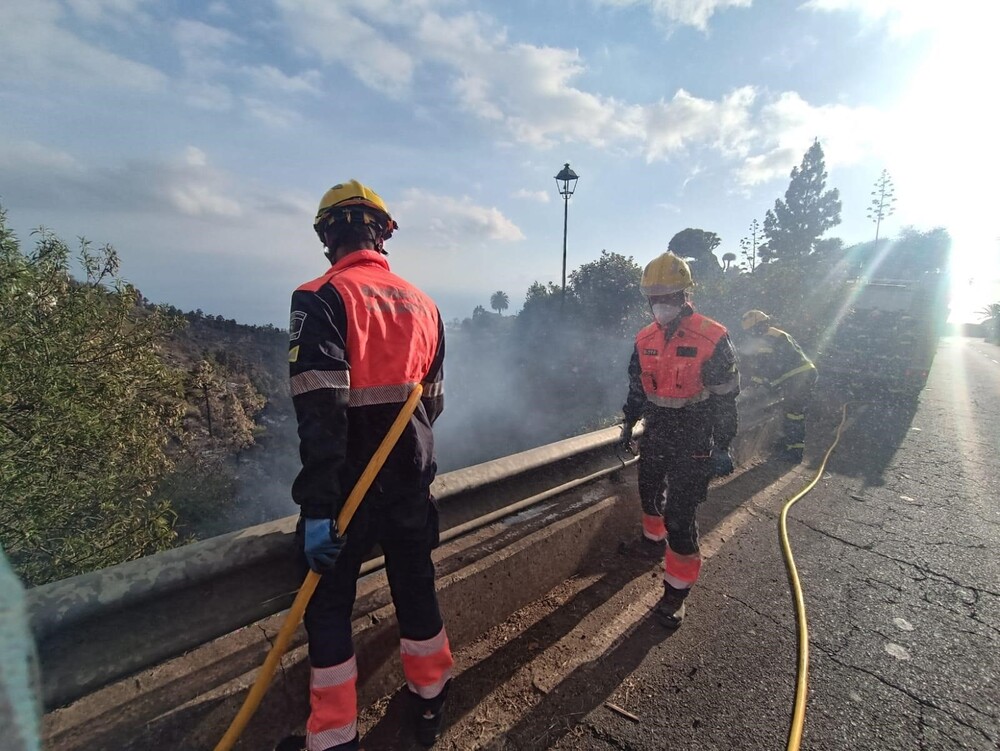 Incendios.- Lanzarote envía a Tenerife bomberos del Consorcio para ayudar en las tareas de extinción del incendio  / AGENCIAS