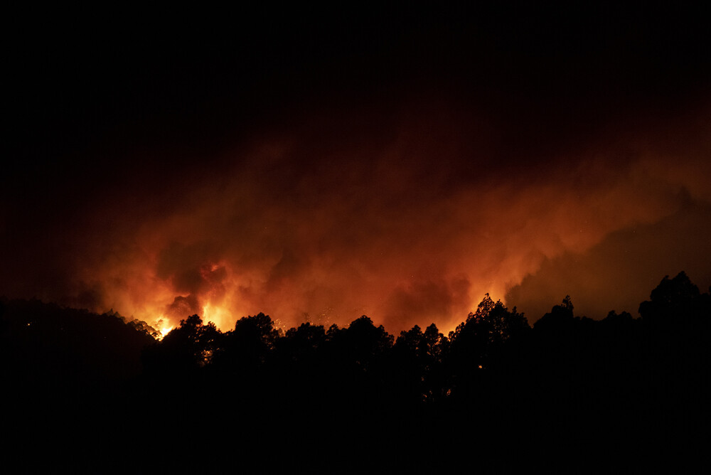 Llamas en las inmediaciones del municipio de Afaro, a 17 de agosto de 2023, en Afaro, Tenerife, Canarias (España). El incendio forestal declarado en la zona de monte en Arafo se encuentra 