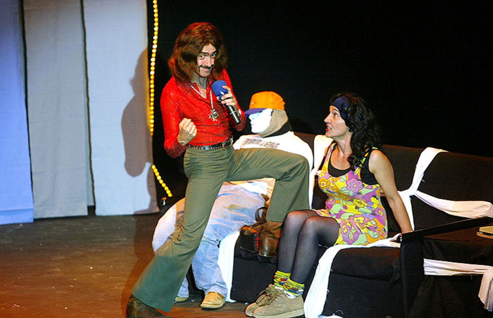 Julio Soto y Rosa Castillo interpretando ‘TV or not TV’, estrenada en 2002. 