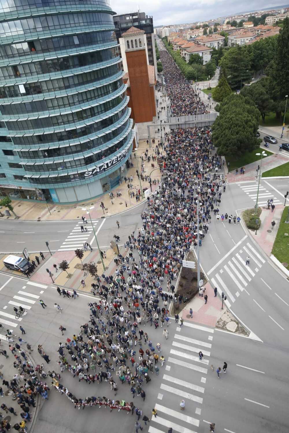 Miles de burgaleses secundan la manifestación por las infraestructuras en Burgos.  / JESÚS J. MATÍAS