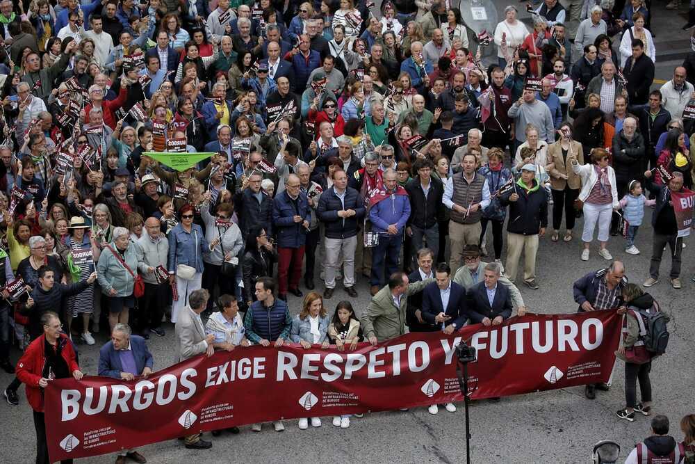 La multitudinaria manifestación por las infraestructuras llega al centro de Burgos.  / VALDIVIELSO