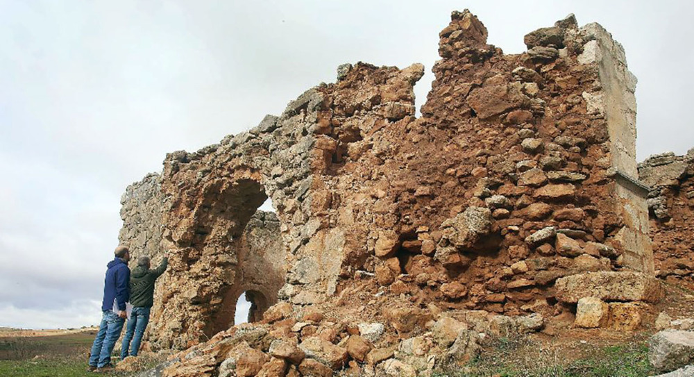 La ermita mantiene algunas estructuras, incluido un arco y una puerta al oeste, pero todo corre peligro de desplomarse.