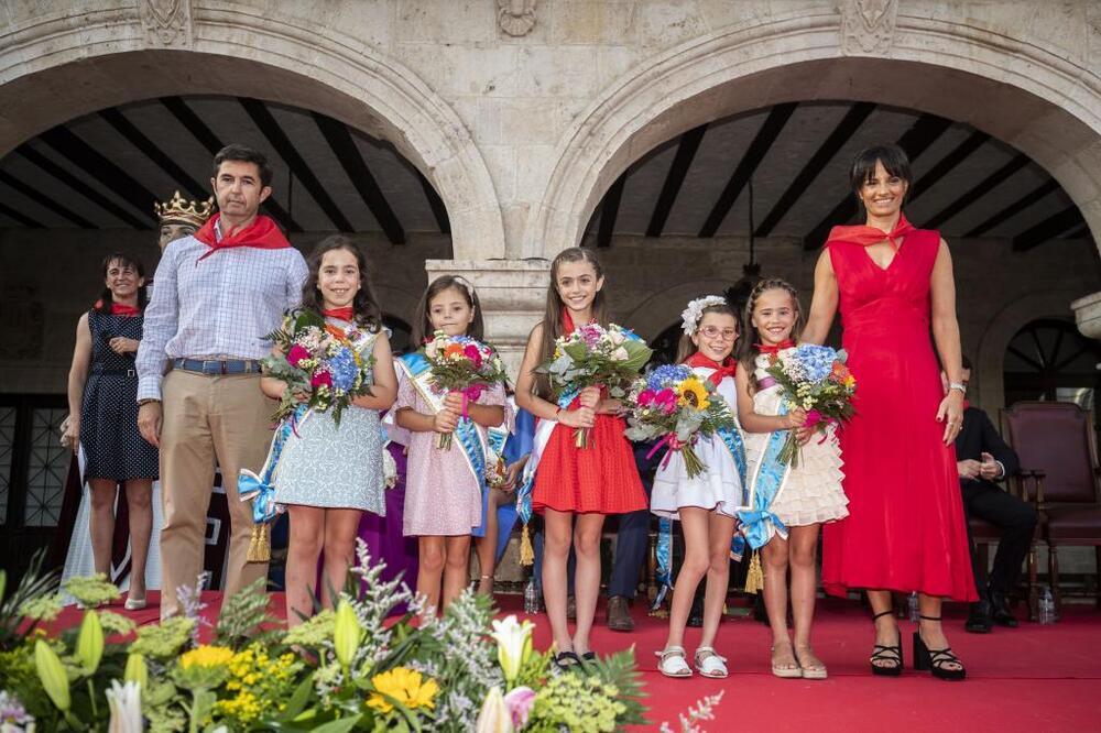 Los pregoneros, Juan Emilio Andino e Isabel Luis, con las damas infantiles.