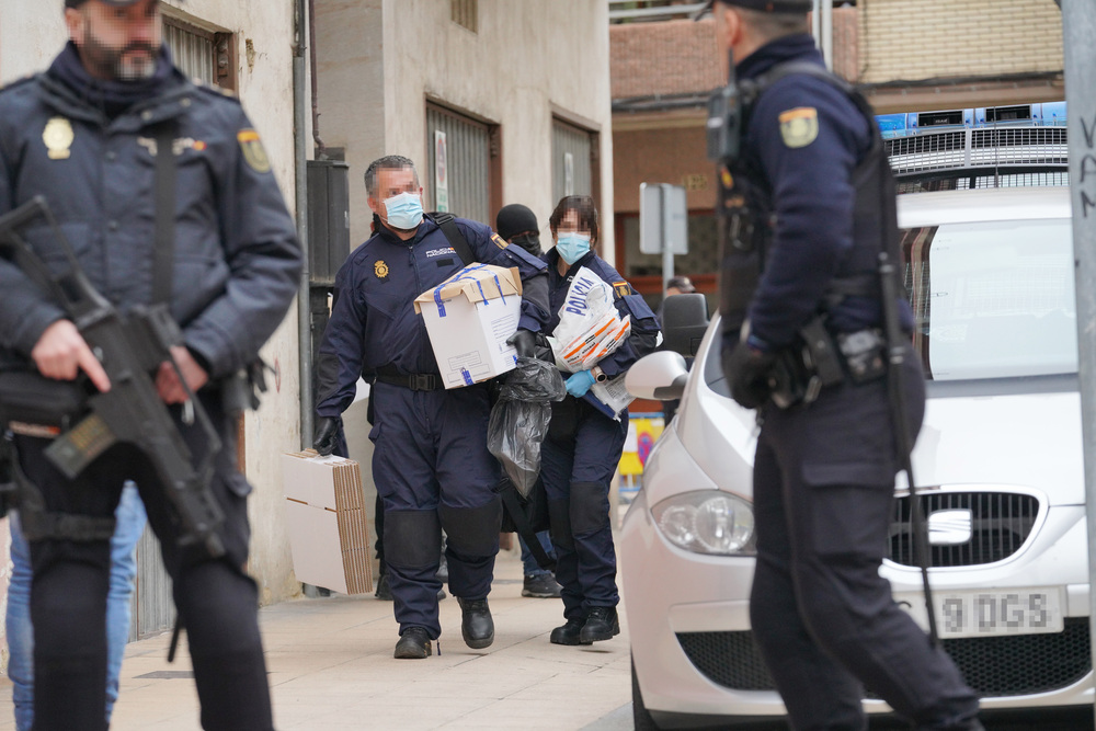 Gran despliegue policial en la detención en Miranda del sospechoso del envío de cartas bomba.  / IÑAKI BERASALUCE