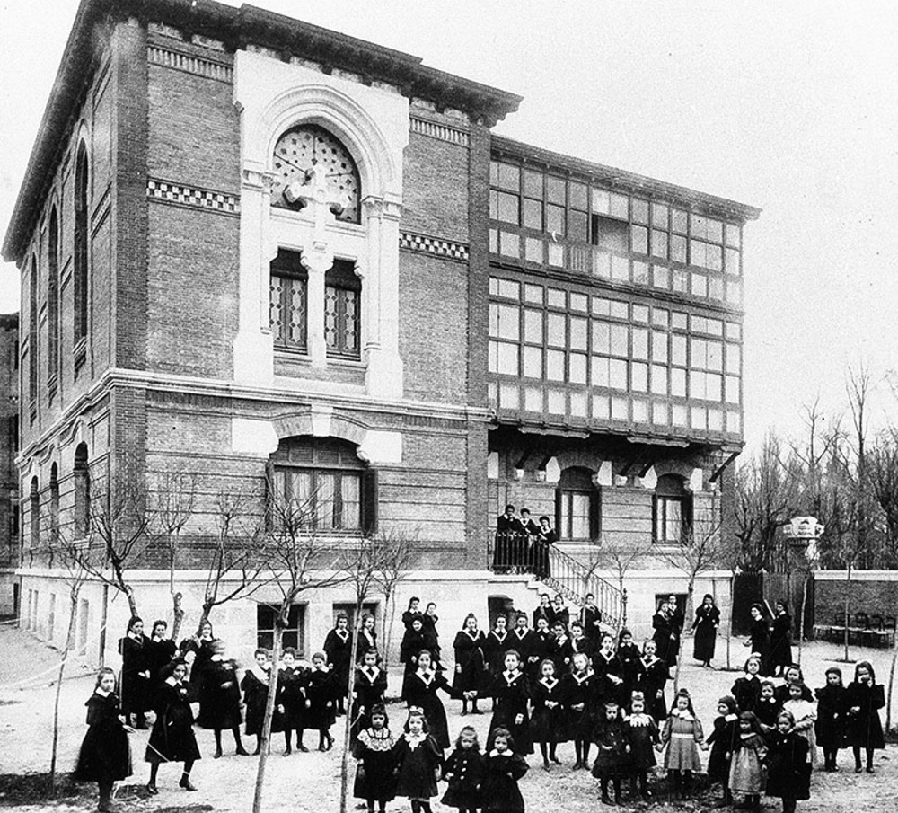 El antiguo Colegio Niño Jesús lleva su sello.