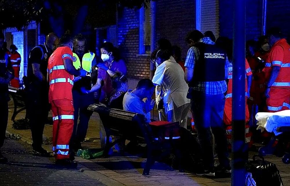 Los servicios de emergencias atienden a los heridos tras la explosión. 