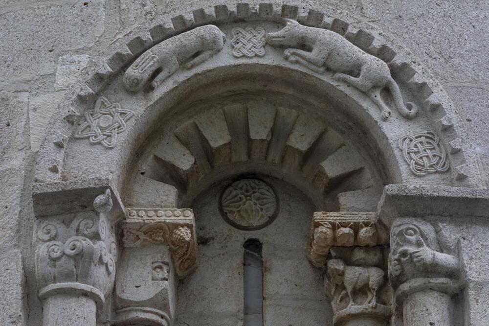 Detalle de la iglesia de Santa María de Siones. 