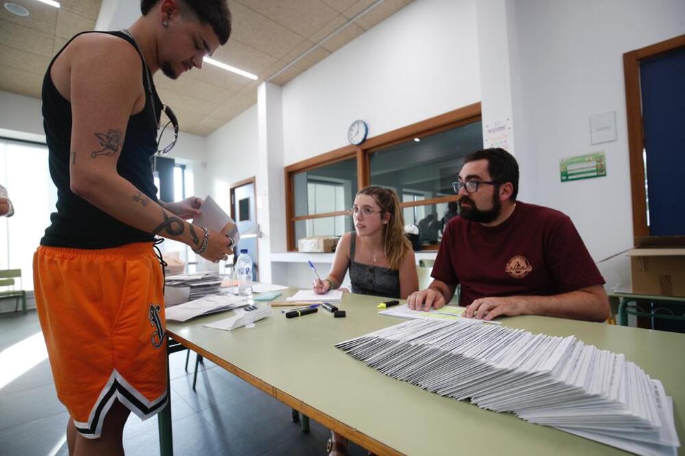 Recuento del voto por correo en el colegio Isabel de Basilea.  / ALBERTO RODRIGO