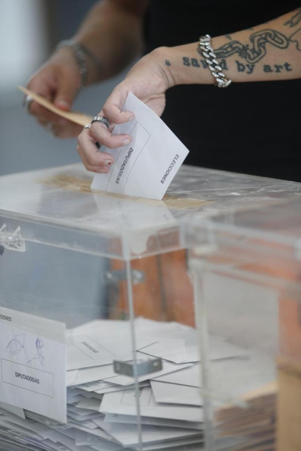 Cierran los colegios electorales en Burgos, comienza el recuento en el Isabel de Basilea.  / ALBERTO RODRIGO