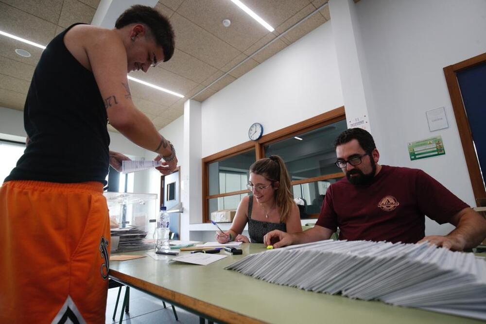 Cierran los colegios electorales en Burgos, comienza el recuento en el Isabel de Basilea.  / ALBERTO RODRIGO