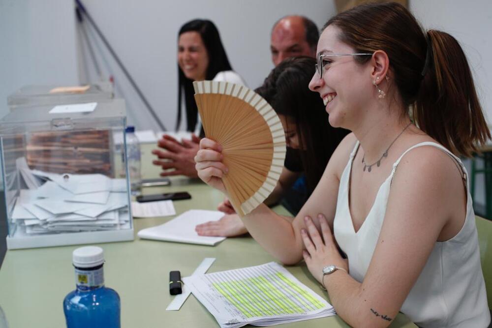 Sin aire acondicionado en el Isabel de Basilea, el abanico es buena alternativa para combatir el calor.  / ALBERTO RODRIGO