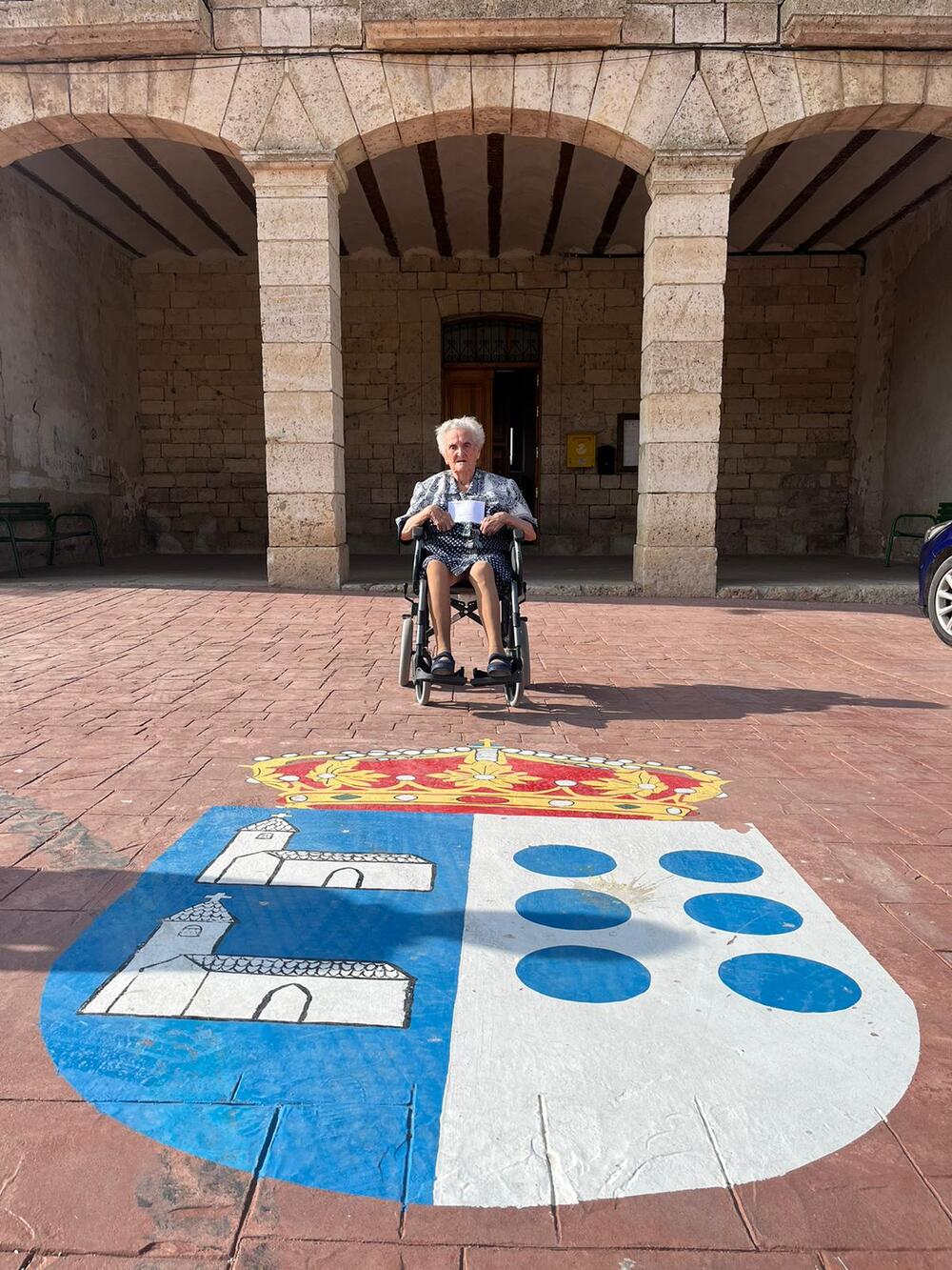 Concepción González Pérez, con 103 años, votando en el ayuntamiento de Iglesias.   / FIDEL