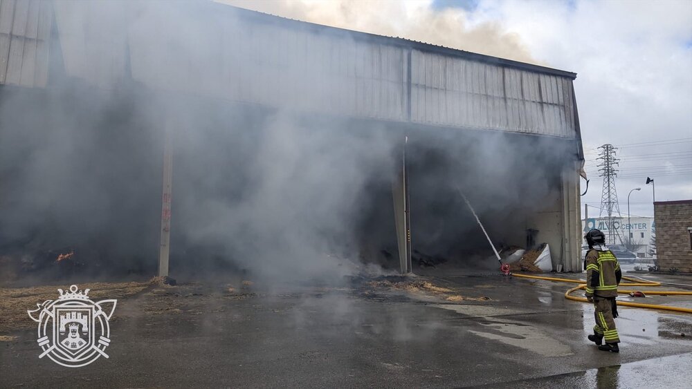 Los Bomberos han intervenido este miércoles en el incendio de Molifibra en Villalonquéjar.  / @BOMBEROSBURGOS