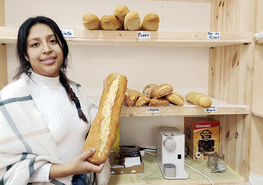 Jenny Álvarez, de 25 años, cuenta que decidieron dar el salto a la capital ribereña porque el reparto de pan y dulces por los pueblos «ha decaído».