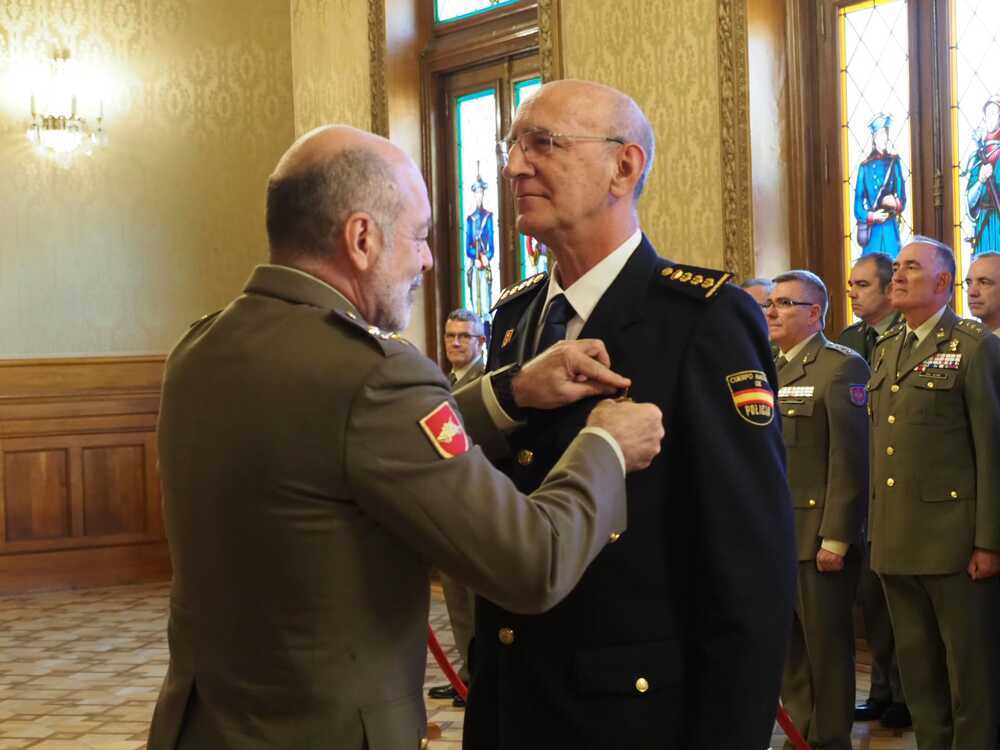 El comisario Juan José Campesino Tejero, antiguo jefe superior de Policía en Castilla y León, ha recibido la Cruz del Mérito Militar con Distintivo Blanco. 