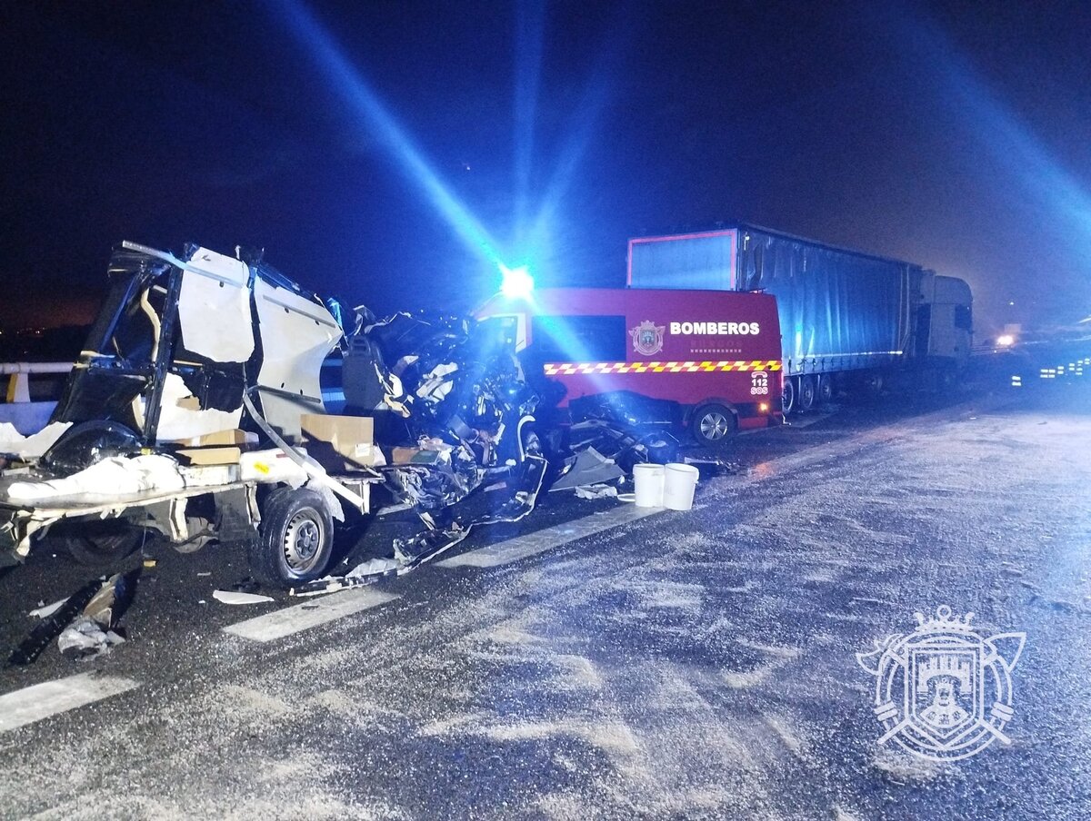 Aparatosa colisión múltiple entre tres camiones y dos furgonetas en Villalbilla que ha obligado a cortar la A-231.  / @BOMBEROSBURGOS