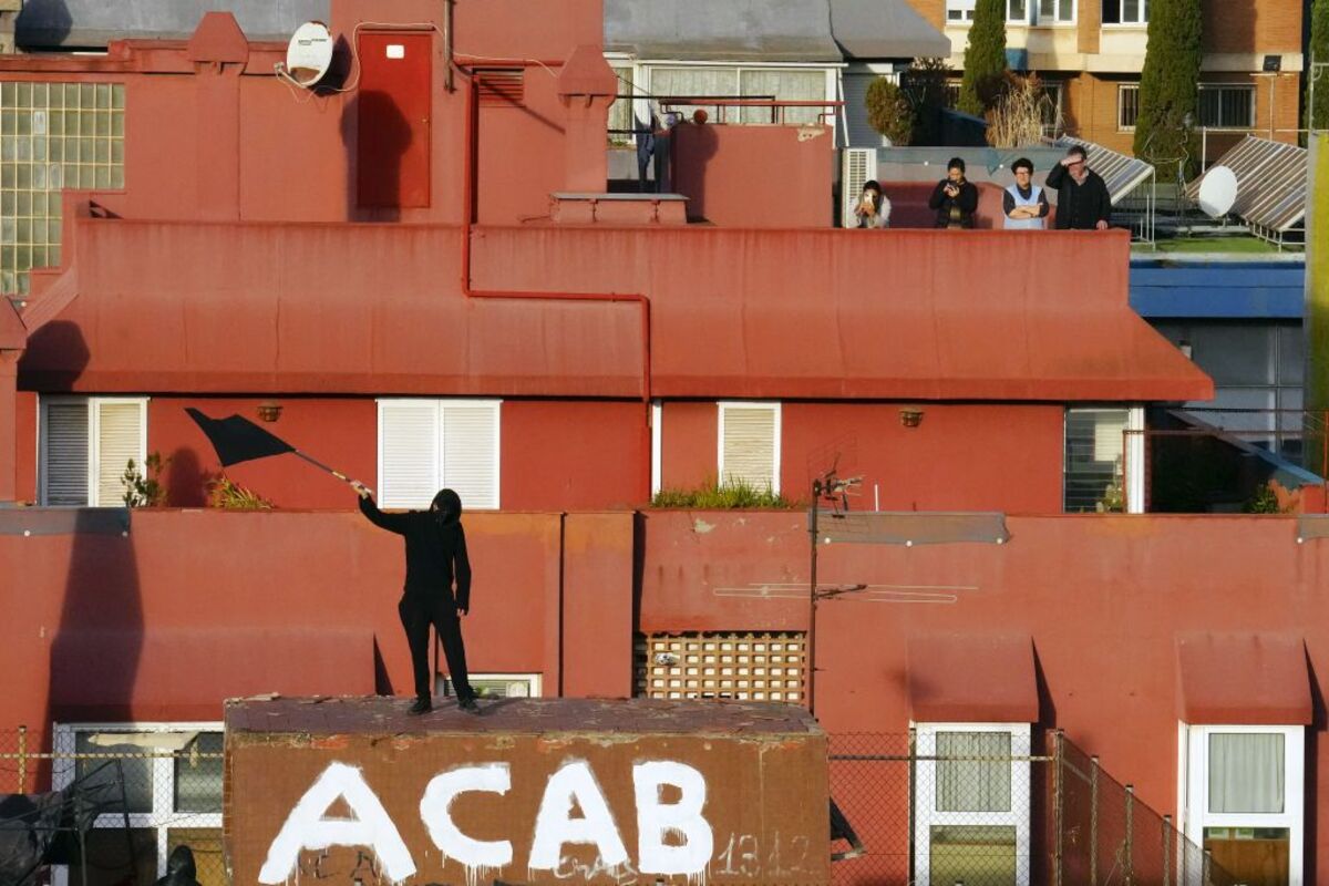 Mossos acceden al interior de El Kubo y al patio de la Ruïna ante la resistencia de ocupas  / ENRIC FONTCUBERTA