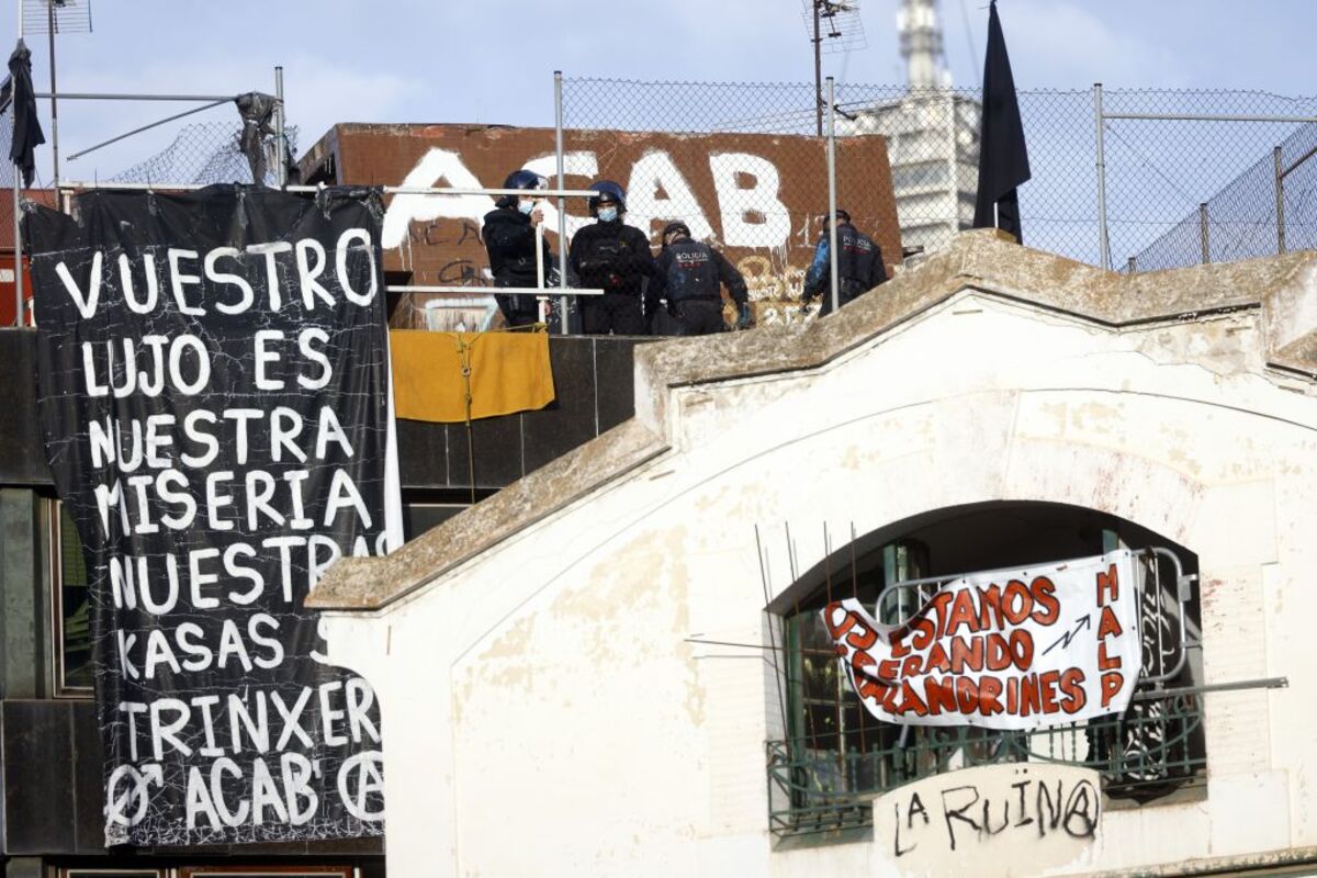 Mossos acceden al interior de El Kubo y al patio de la Ruïna ante la resistencia de ocupas  / QUIQUE GARCÍA