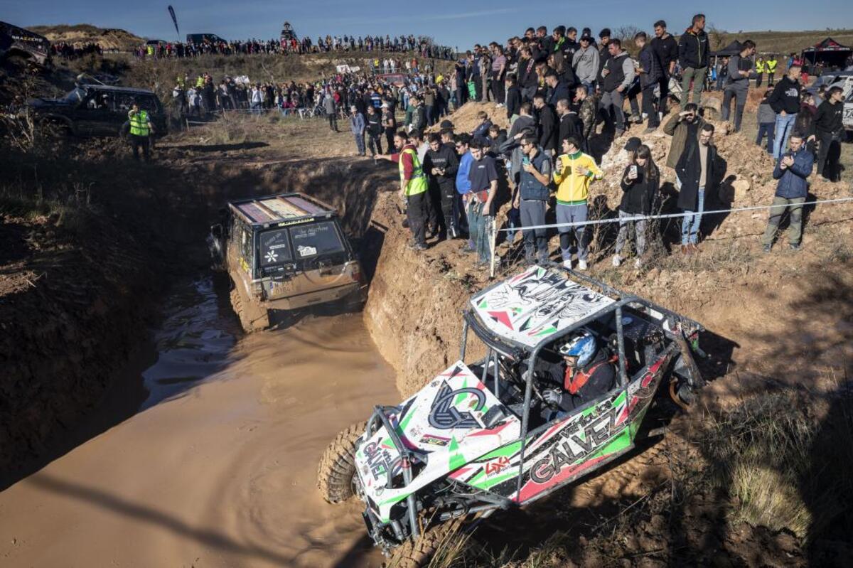 Cardeñadijo se llena de amantes de los coches para disfrutar de la V edición de la exhibición 4x4.  / JESÚS J. MATÍAS