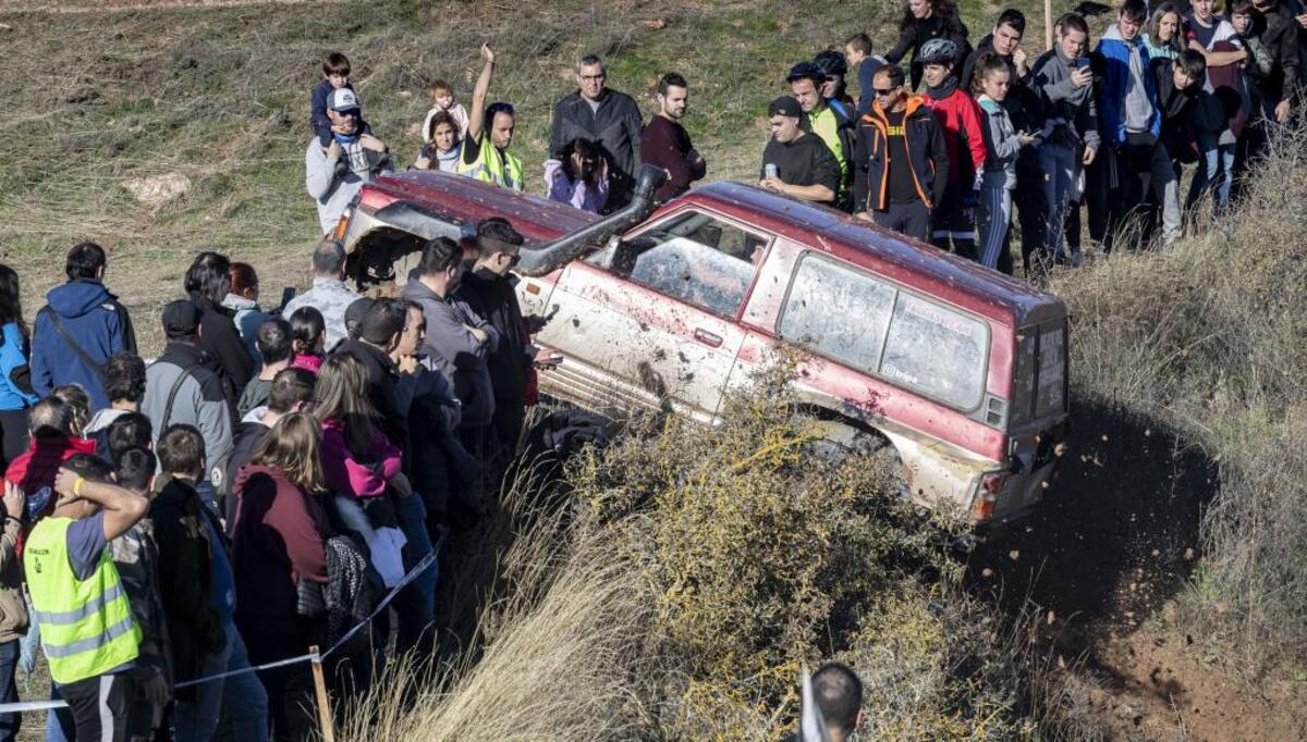 Cardeñadijo se llena de amantes de los coches para disfrutar de la V edición de la exhibición 4x4.  / JESÚS J. MATÍAS