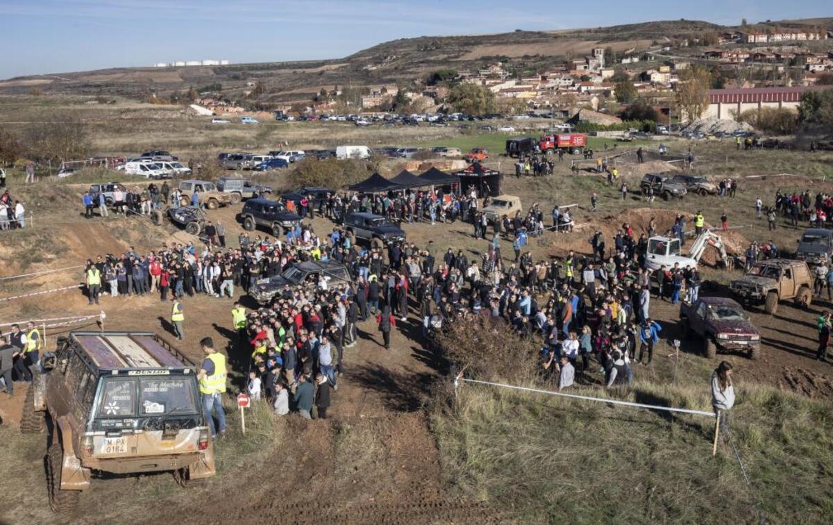 Cardeñadijo se llena de amantes de los coches para disfrutar de la V edición de la exhibición 4x4.  / JESÚS J. MATÍAS