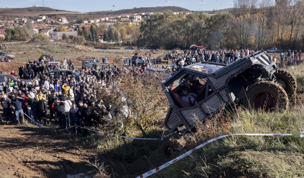 Cardeñadijo se llena de amantes de los coches para disfrutar de la V edición de la exhibición 4x4.  / JESÚS J. MATÍAS