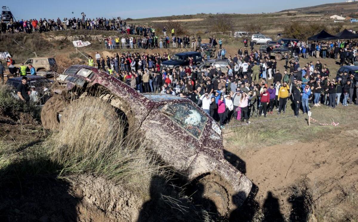 Cardeñadijo se llena de amantes de los coches para disfrutar de la V edición de la exhibición 4x4.  / JESÚS J. MATÍAS