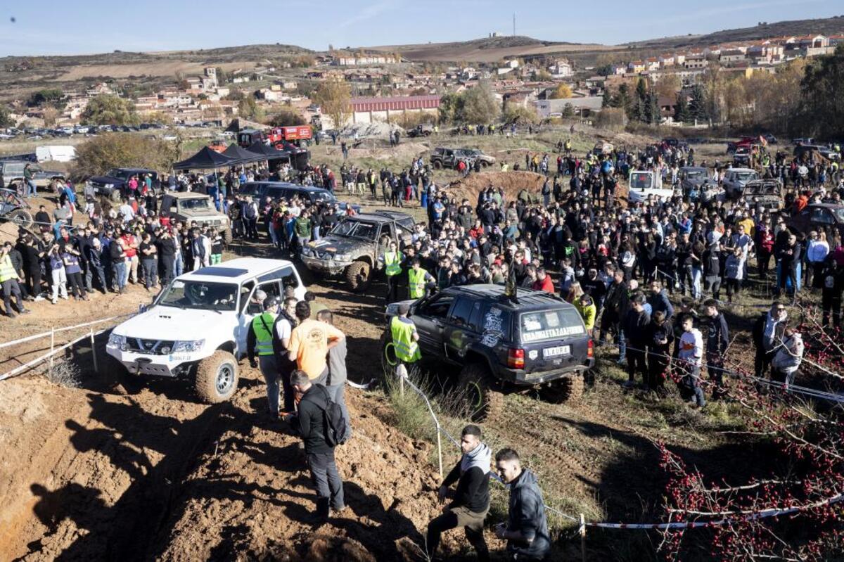 Cardeñadijo se llena de amantes de los coches para disfrutar de la V edición de la exhibición 4x4.  / JESÚS J. MATÍAS