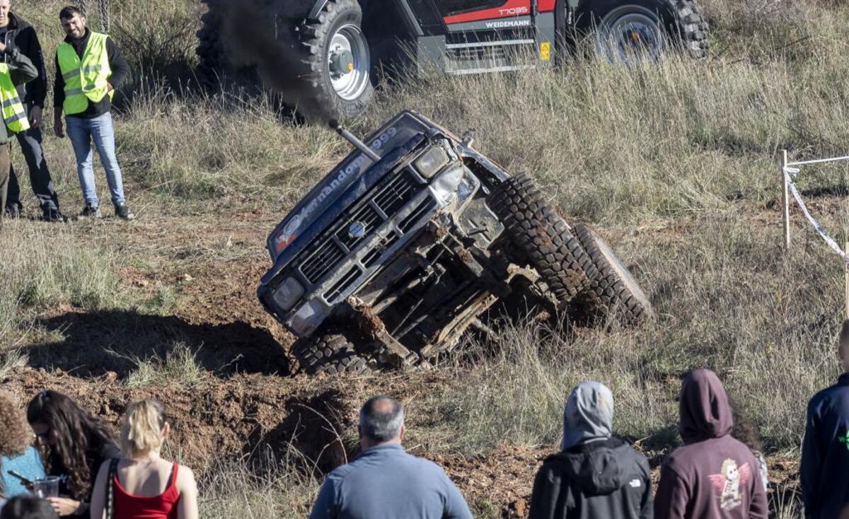 Cardeñadijo se llena de amantes de los coches para disfrutar de la V edición de la exhibición 4x4.  / JESÚS J. MATÍAS