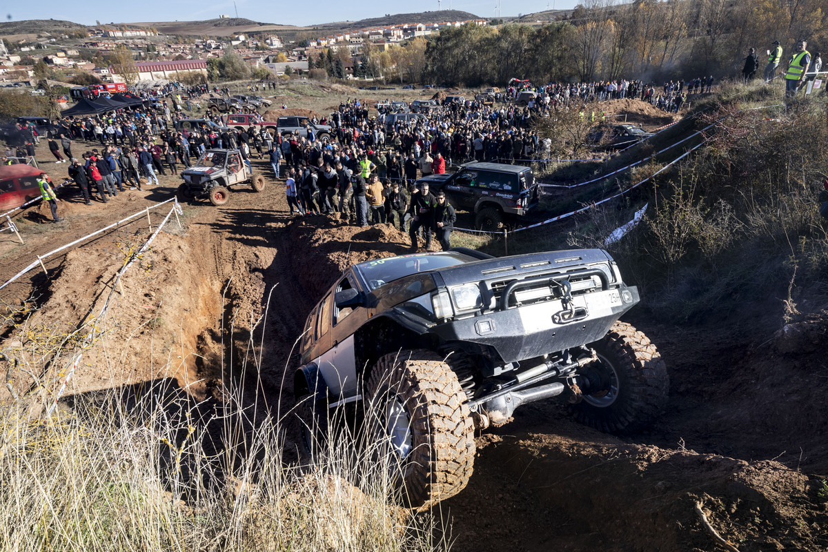 Cardeñadijo se llena de amantes de los coches para disfrutar de la V edición de la exhibición 4x4.  / JESÚS J. MATÍAS