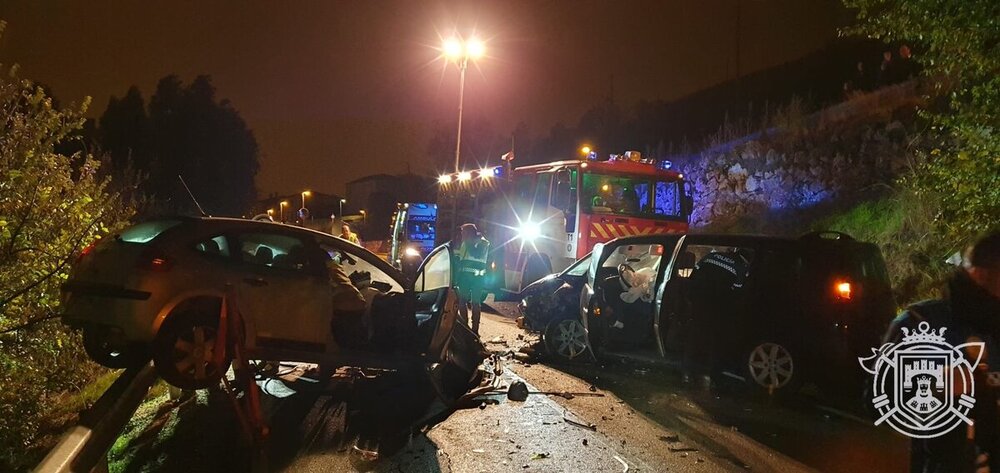 Imágenes del violento choque frontal entre dos vehículos en el paseo de los Pisones.  / @BOMBEROSBURGOS