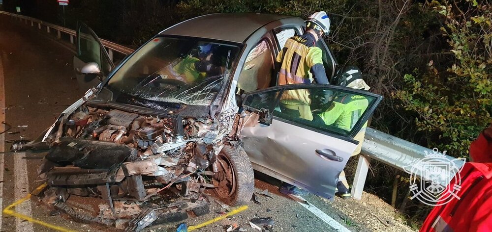 Imágenes del violento choque frontal entre dos vehículos en el paseo de los Pisones.  / @BOMBEROSBURGOS