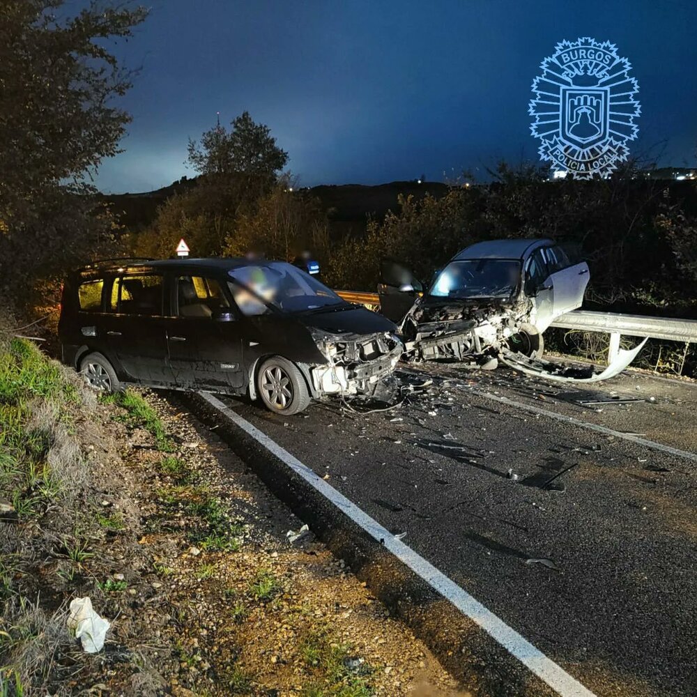 Imágenes del violento choque frontal entre dos vehículos en el paseo de los Pisones.  / @POLICIADEBURGOS