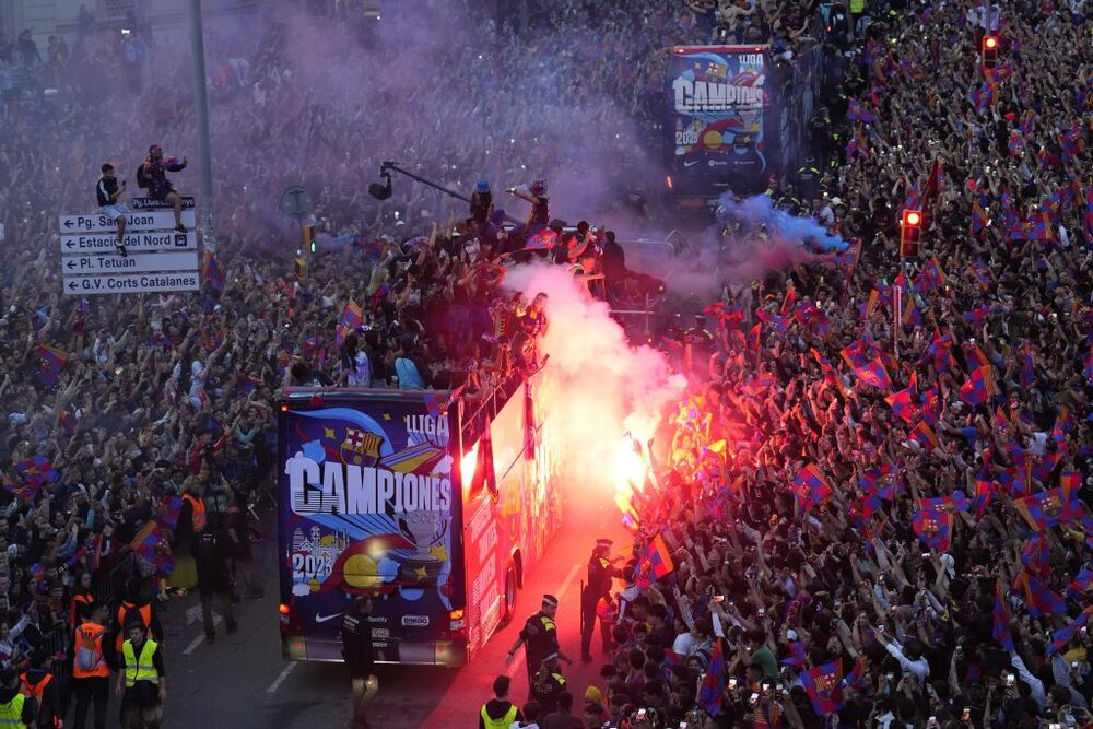 El Barça celebra LaLiga  junto al Femenino, con una rúa  / ALEJANDRO GARCIA