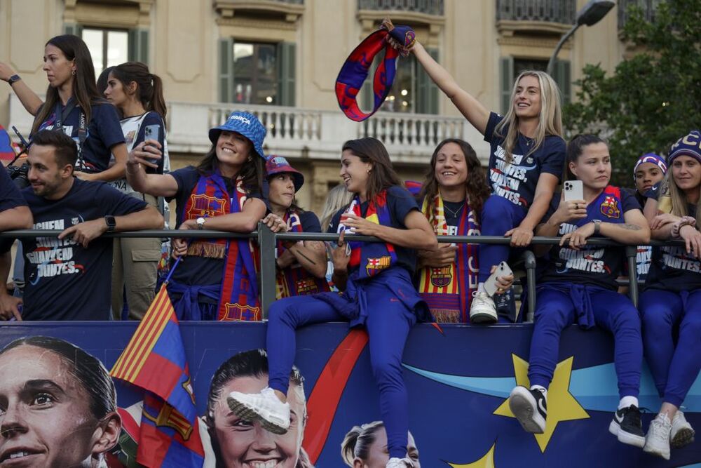 El Barça celebra LaLiga  junto al Femenino, con una rúa  / QUIQUE GARCÍA