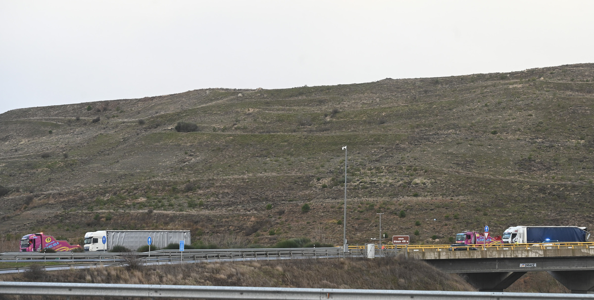 La A-231 ha permanecido cortada durante horas tras una colisión múltiple entre tres camiones y una furgoneta como consecuencia del hielo en la calzada.  / RICARDO ORDÓÑEZ (ICAL)