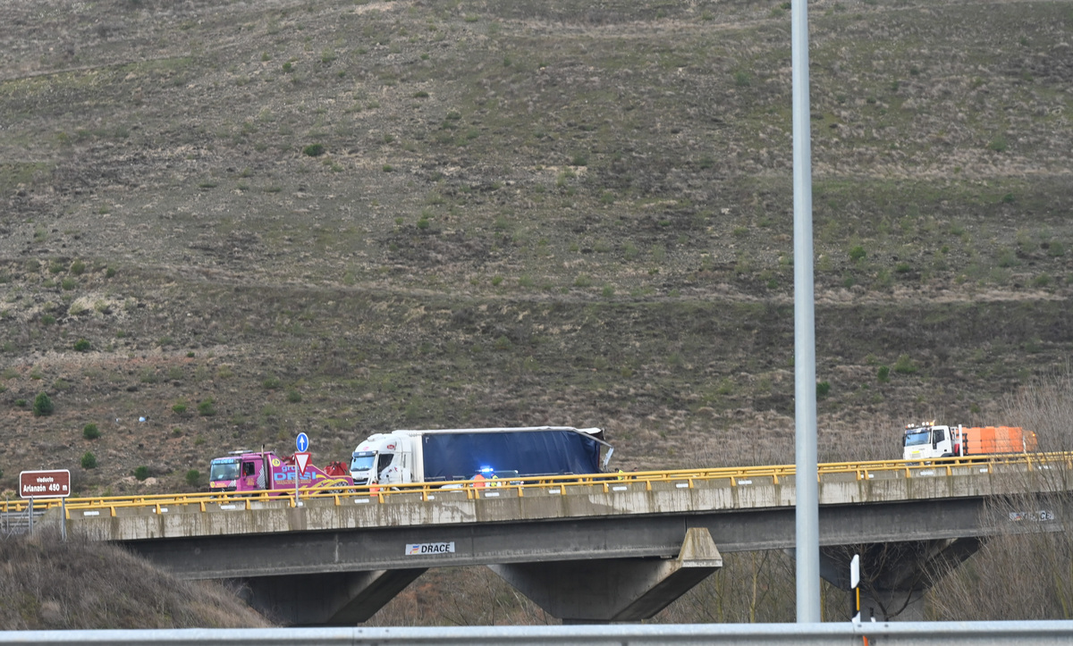 La A-231 ha permanecido cortada durante horas tras una colisión múltiple entre tres camiones y una furgoneta como consecuencia del hielo en la calzada.  / RICARDO ORDÓÑEZ (ICAL)