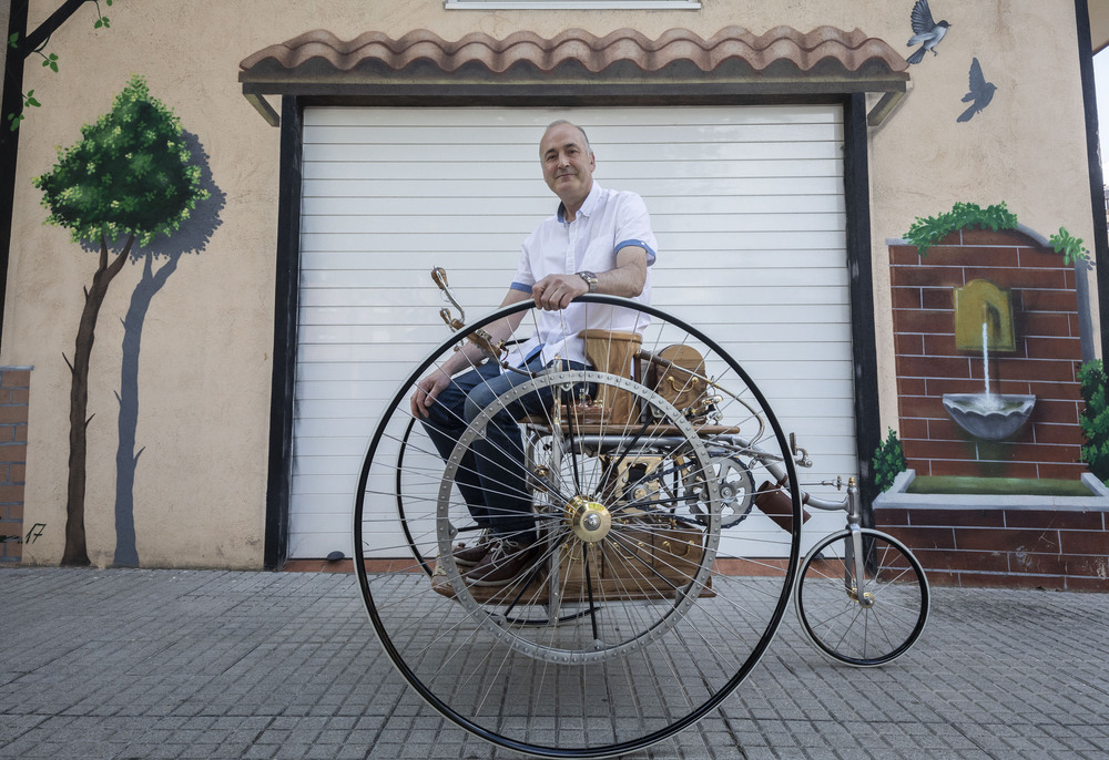 El burgalés Roberto Terradillos replica el primer coche eléctrico de la historia, un modelo inglés de 1881.  / JESÚS J. MATÍAS