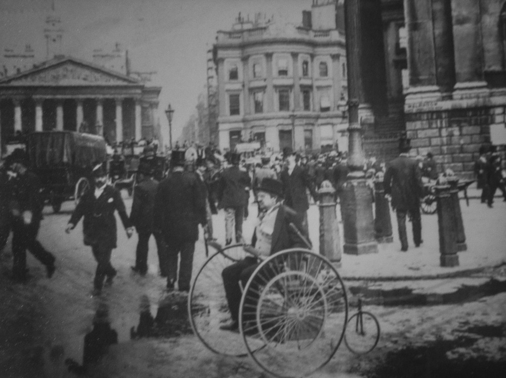 El burgalés Roberto Terradillos replica el primer coche eléctrico de la historia, un modelo inglés de 1881.  / JESÚS J. MATÍAS