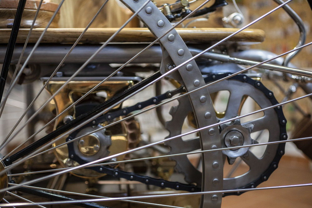 El burgalés Roberto Terradillos replica el primer coche eléctrico de la historia, un modelo inglés de 1881.  / JESÚS J. MATÍAS